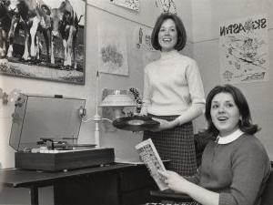 Female students, class of 1971, in a dorm room at 全球十大网赌正规平台.